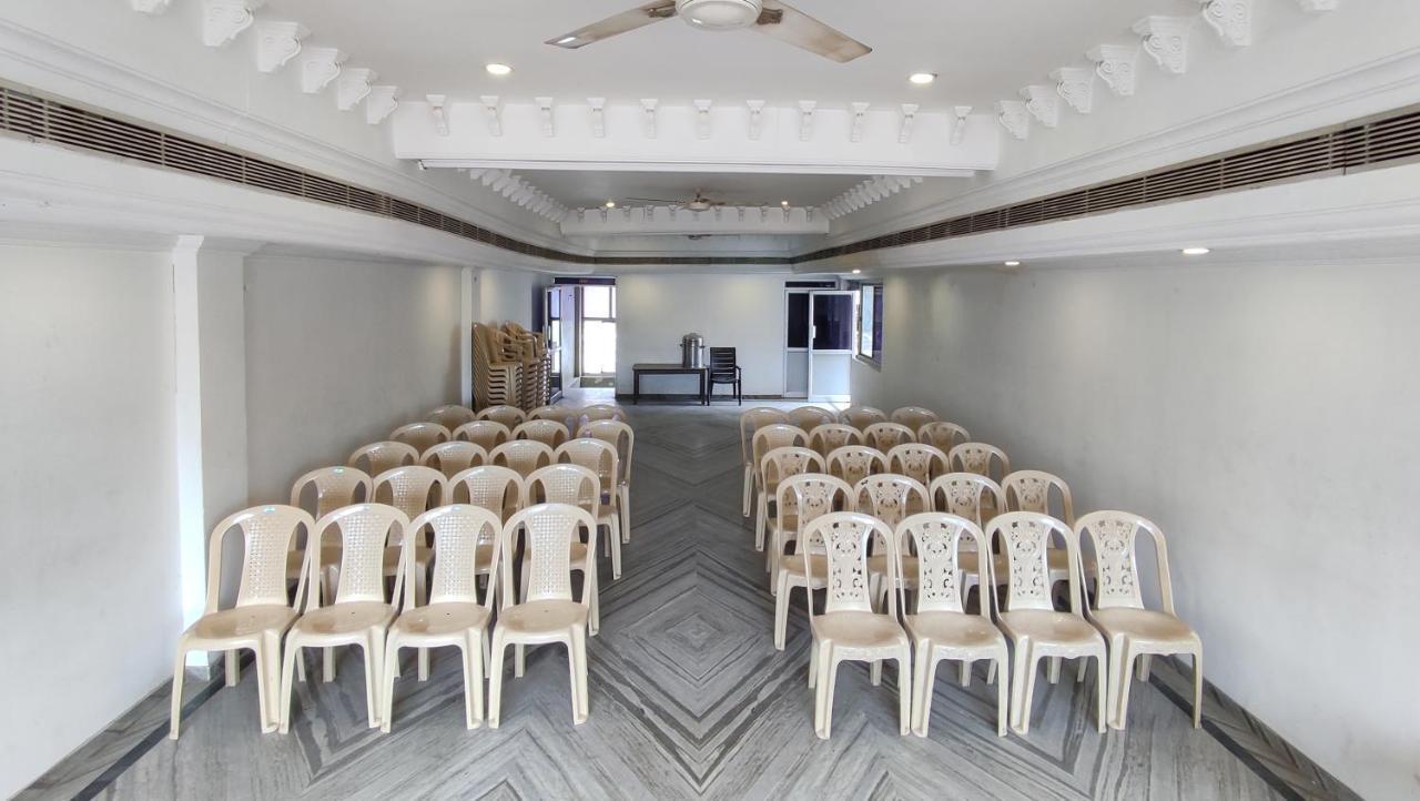 Hotel Aarathy Maduraj Zewnętrze zdjęcie